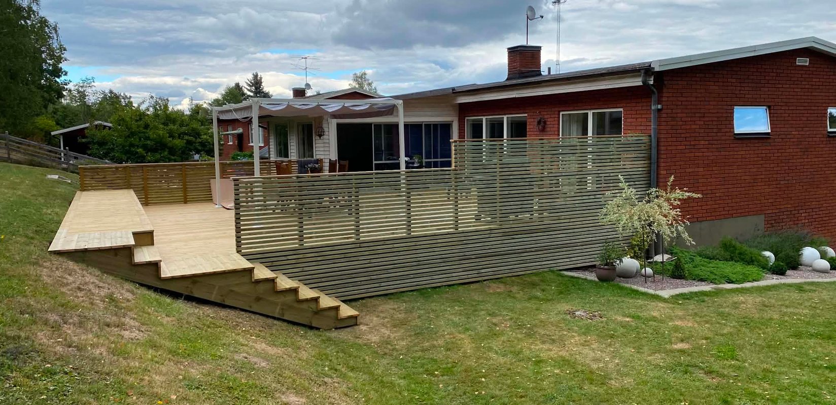 Färdig altanrenovering i Gnesta med nytt trallgolv, trappa och ribbräcke