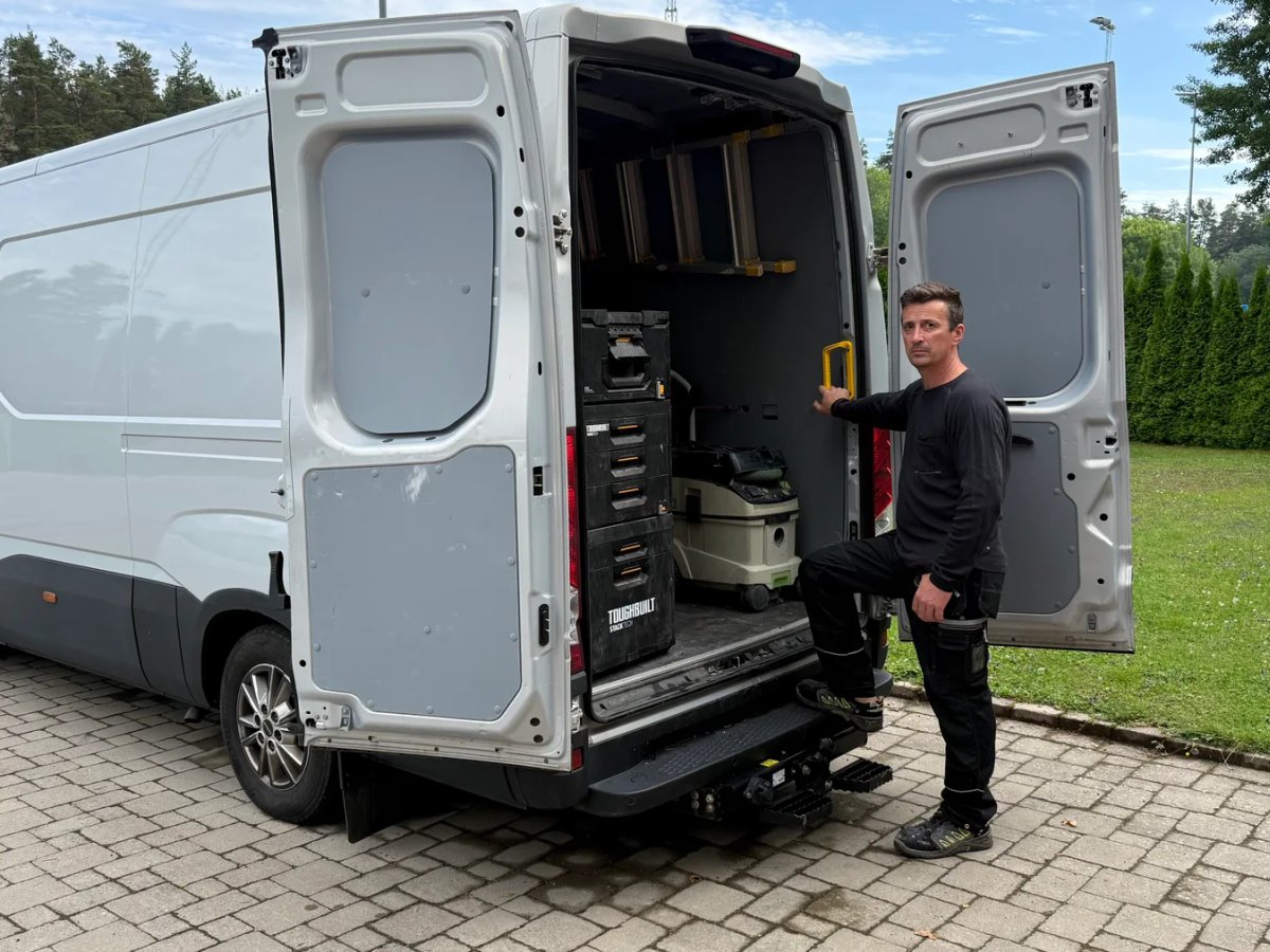 Edga Bygg arbetsbil och snickare i Vagnhärad