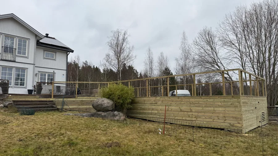 Träarbete på altan