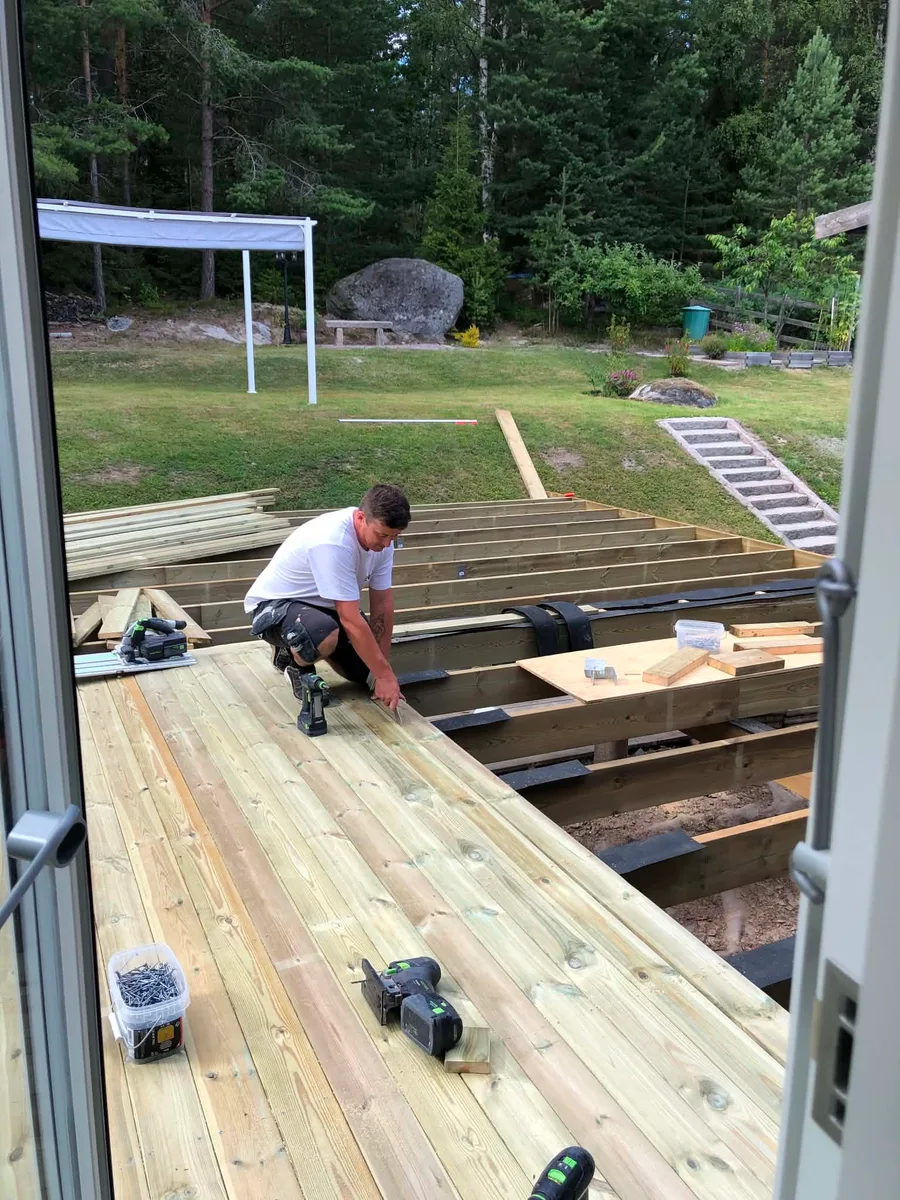 Altanbygge med trätrall under arbete