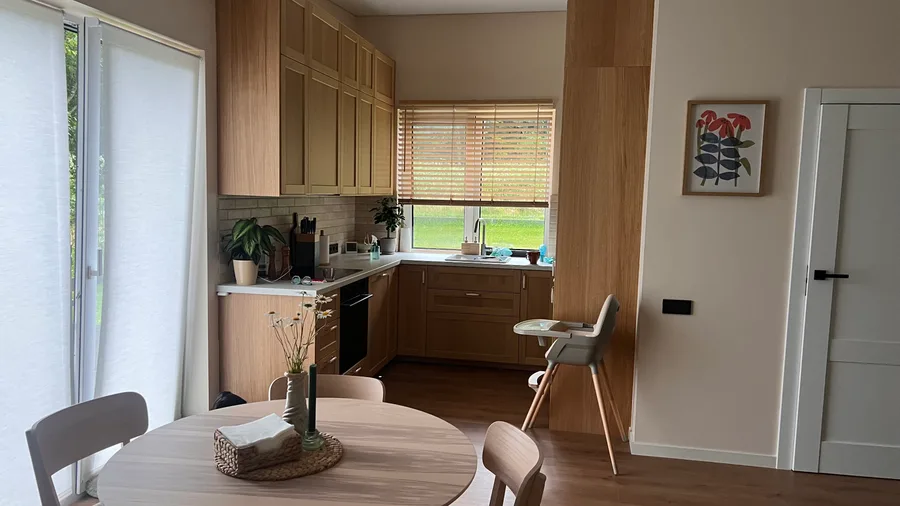 Färdig köksrenovering med träinredning