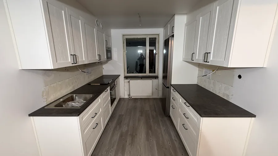 Köksrenovering med ljusa skåp