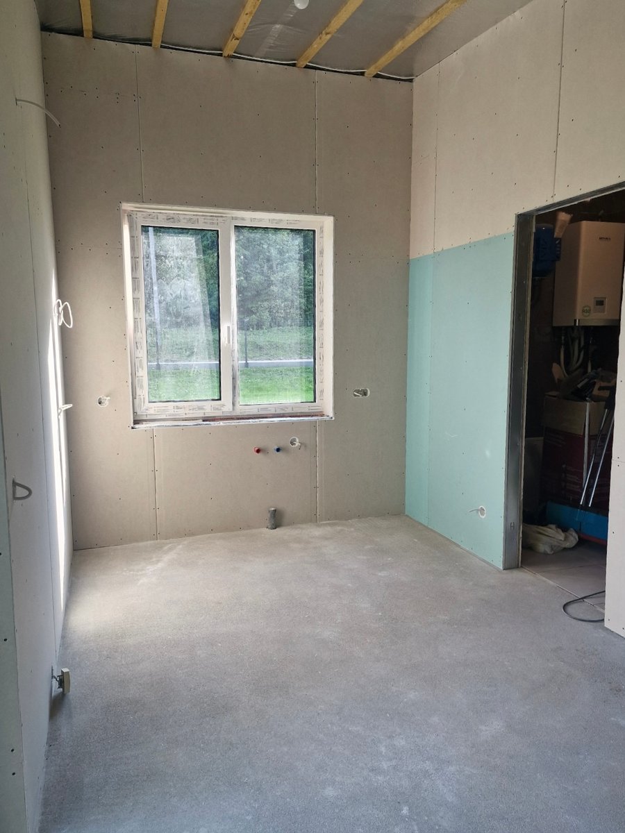 Kök före renovering med öppna väggytor och förberedda installationer